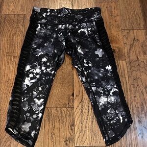 Lululemon Athletica Black and White Patterned cropped Leggings size 10